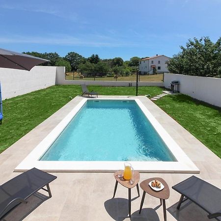 Ferienhaus Mit Privatpool Fuer 4 Personen Ca 60 Qm In Sisan, Istrien Suedkueste Von Istrien Екстериор снимка