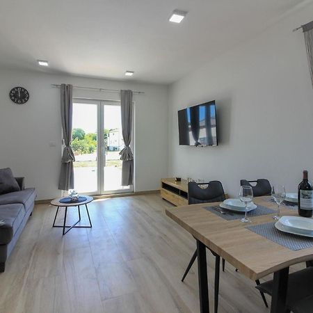Ferienhaus Mit Privatpool Fuer 4 Personen Ca 60 Qm In Sisan, Istrien Suedkueste Von Istrien Екстериор снимка